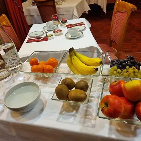 ホテル La Bois Joli Restaurant 3*